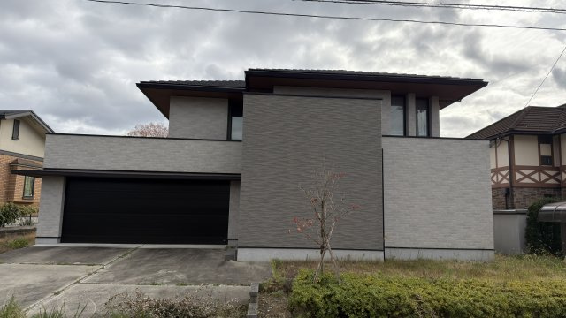 紫山5丁目　中古土建の外観|水平ラインを強調した構成が、シックで洗練された佇まいを際立たせます。