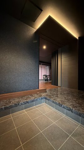 紫山5丁目　中古土建の玄関|広すぎない玄関。その右手奥には十分なスペースを備えたクロークが直結しています。ここを活用すれば、玄関にはいつも物がなく、すっきりと使えます。