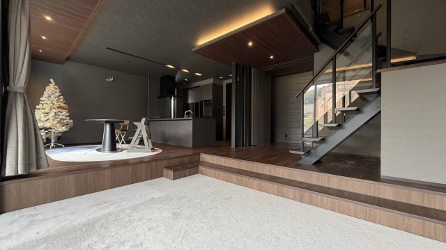 紫山5丁目　中古土建の居間・リビング|カーペット敷きのローダウンフロアで、お住まいになる方々のそれぞの時間をお過ごしください。