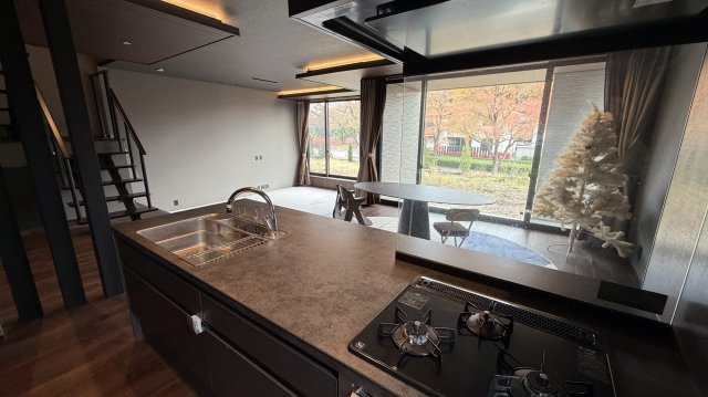 紫山5丁目　中古土建のキッチン|広々とした対面式キッチンには、十分な光が差し込み、清潔感があふれています。背面の収納も豊富で、キッチンワークがはかどります。