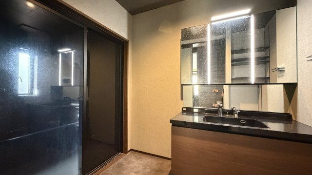 紫山5丁目　中古土建の洗面所|キッチン背面とエントランスからの導線を備えたユーティリティは、使い勝手の良さが際立っています。