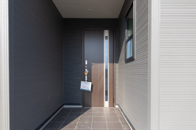 【玄関】 | 亀山市能褒野町《1号棟》