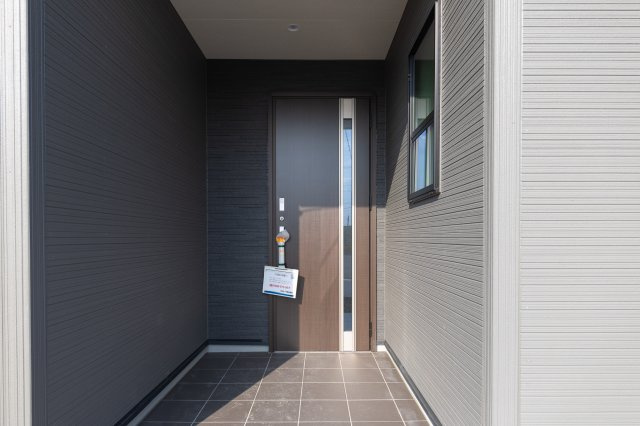 【玄関】 | 亀山市能褒野町《1号棟》