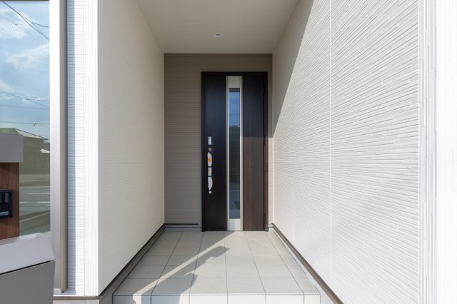 【玄関】 | 亀山市能褒野町《2号棟》