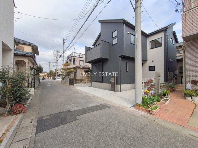 草加市新栄1丁目 新築分譲住宅の前面道路含む現地写真