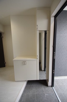 【内観：施工例】 | 【仲介手数料無料！！】日野市日野本町3丁目　新築戸建て（全4棟）2号棟　5599万円 | 玄関収納とスリッパ入れ