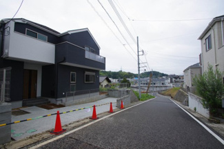 【前面道路含む現地写真】 | 【仲介手数料無料！！】日野市日野本町3丁目　新築戸建て（全4棟）2号棟　5699万円 | 南側幅員6m公道