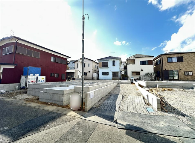 【外観】 | 富士見市水谷東1丁目　新築一戸建住宅　全4棟　(志木本店) | 販売現地／2025年12月6日撮影　
全棟並列2台駐車可能なゆとりある敷地