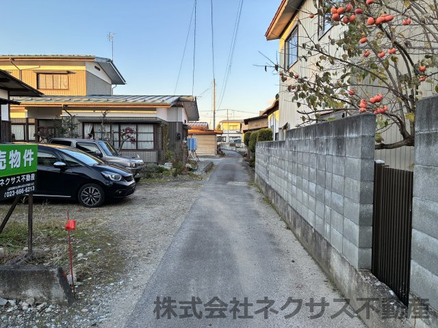 【中古住宅】中山町大字長崎字中川原戸建ての前面道路含む現地写真