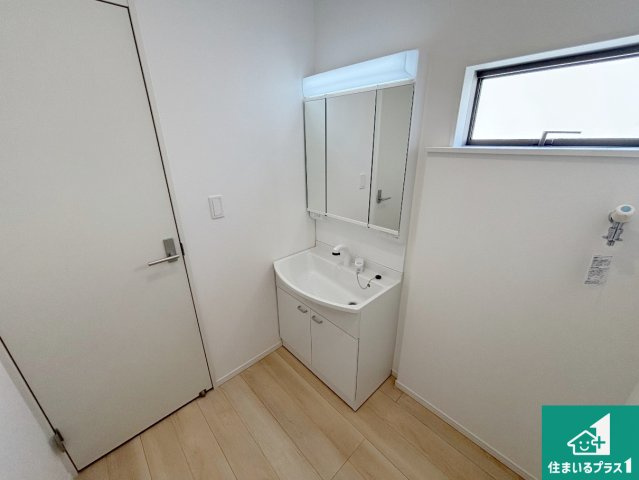 岸和田市門前町　第2期　新築一戸建ての独立洗面台|清潔感のある洗面台です。フラットな鏡は掃除がしやすく毎日清潔！鏡裏には収納があるのでスッキリとした洗面台が保てます。