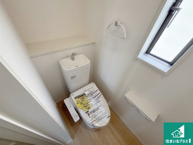 岸和田市門前町　第2期　新築一戸建てのトイレ|1・2階の2ヶ所にあるので、朝の忙しい時間の順番待ちもなく、深夜の利用にも大変便利です。