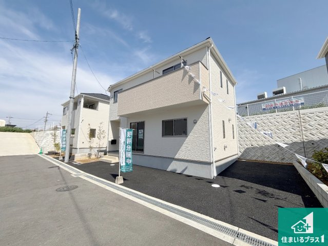 岸和田市門前町　第2期　新築一戸建ての前面道路含む現地写真|周辺は閑静な住宅街！前面道路広々で車の出し入れも便利です。駐車が苦手な方でも安心して車庫入れできます！