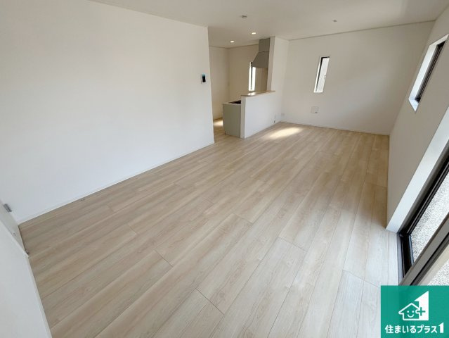 岸和田市門前町　第2期　新築一戸建ての居間・リビング|日当たり良好の明るいリビングで朝の目覚めもスッキリできそう！対面キッチンでご家族のコミュニケーションも自然と増える設計！小さなお子様が遊ぶスペースを作っても広々とくつろげるLDK！