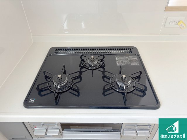 岸和田市門前町　第2期　新築一戸建ての設備|ダブル高火力Ｓｉセンサー付きコンロ！３口あるので、まとめて料理をする時も大活躍！