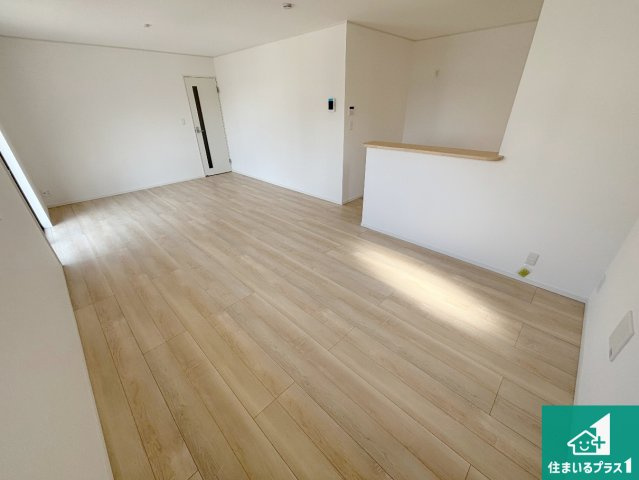 岸和田市門前町　第2期　新築一戸建ての居間・リビング|シンプルなリビングは、観葉植物等のインテリアを楽しめますね！パパ好みにも、ママ好みにも家具次第で雰囲気を変えることができます！