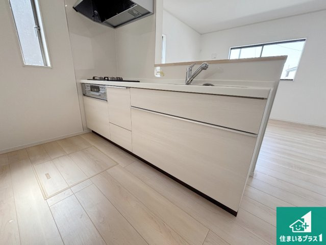 岸和田市門前町　第2期　新築一戸建てのキッチン|リビングと統一感があり、使い勝手のいいキッチン。広々としているので、二人並んで作業が出来ちゃいます。お子様と一緒に色々なお料理に挑戦できるスペースがあります。