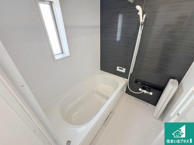 岸和田市門前町　第2期　新築一戸建ての浴室|足をゆったり伸ばして寛げる浴槽です。窓が設けられていますので差し込む光が明るく穏やかな雰囲気にしてくれます♪浴室乾燥機も設置しているので、雨の日の洗濯物も安心です♪