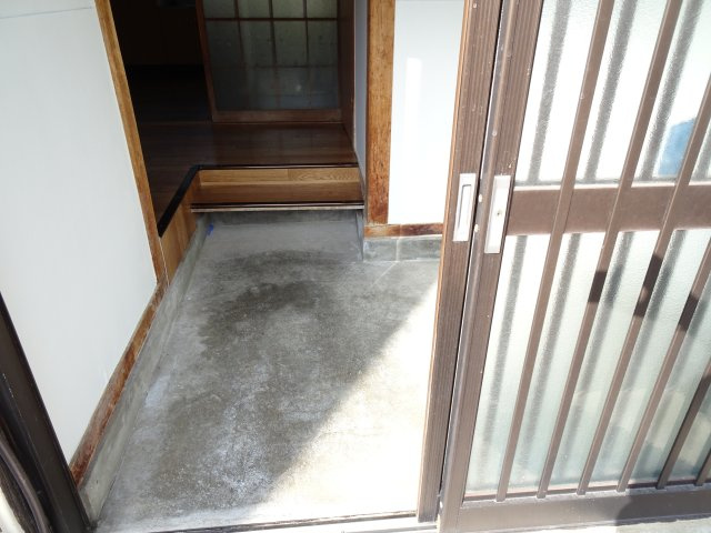 笠縫町貸家の玄関