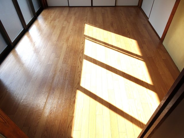 笠縫町貸家の洋室