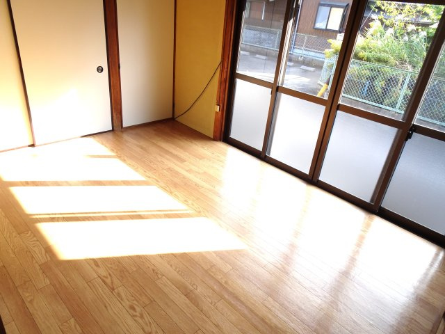 笠縫町貸家の洋室