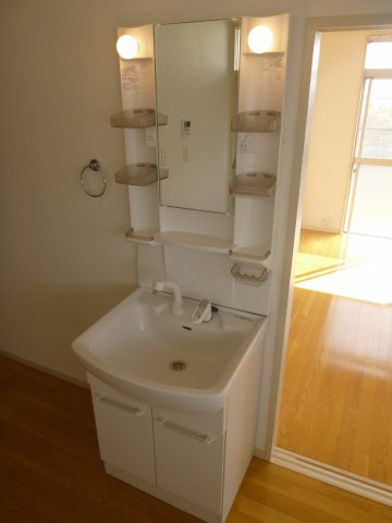 ダイワティアラ津田沼Ⅳの独立洗面台|朝など便利なシャンプードレッサーです