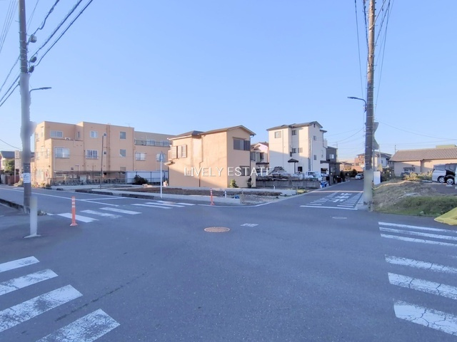 草加市青柳8丁目 新築分譲住宅 全2棟 1号棟の前面道路含む現地写真