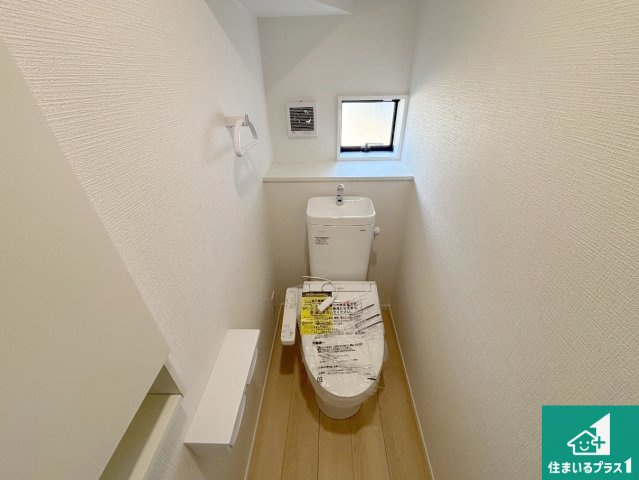 岸和田市門前町　第2期　新築一戸建てのトイレ|1・2階の2ヶ所にあるので、朝の忙しい時間の順番待ちもなく、深夜の利用にも大変便利です。