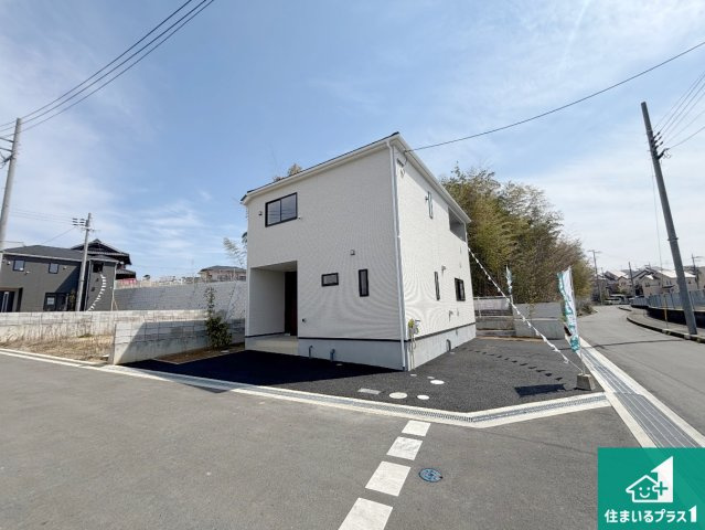 岸和田市門前町　第2期　新築一戸建ての前面道路含む現地写真|周辺は閑静な住宅街！前面道路広々で車の出し入れも便利です。駐車が苦手な方でも安心して車庫入れできます！