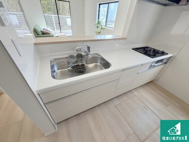 岸和田市門前町　第2期　新築一戸建てのキッチン|リビングと統一感があり、使い勝手のいいキッチン。広々としているので、二人並んで作業が出来ちゃいます。お子様と一緒に色々なお料理に挑戦できるスペースがあります。