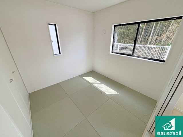 岸和田市門前町　第2期　新築一戸建ての和室|一室あると便利な和室は客間としてだけでなく、小さなお子様のプレイルームや食後のくつろぎスペースとしてもご利用いただけます。収納もついていますので大活躍間違いなし！