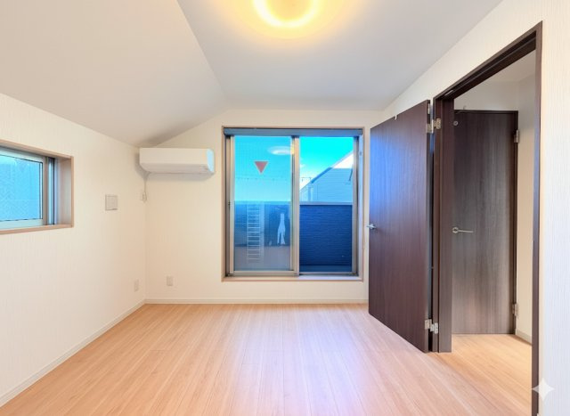 港南区港南1丁目　中古戸建ての洋室|3階の主寝室は風通しがよく、バルコニーからはみなとみらいが見えます。