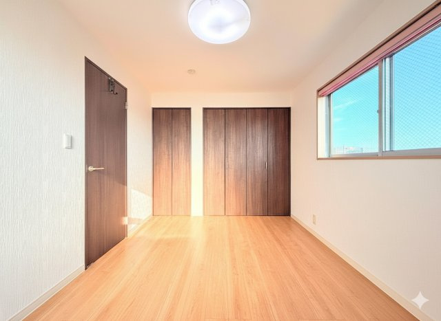 港南区港南1丁目　中古戸建ての洋室|柔らかい陽光が差し込む明るいお部屋を演出する設計。彩光の取れる窓が気持ちの良いお部屋を創り上げます。