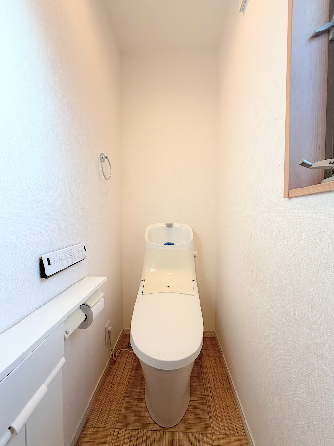 港南区港南1丁目　中古戸建てのトイレ|清潔感のある白を基調とした落ち着ける空間。小窓をもうけていますので、こもりやすい空気の入れ替えも簡単に行えますね！