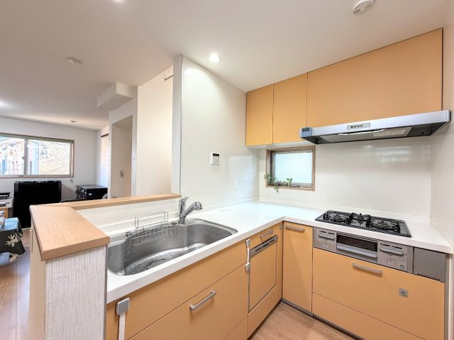 港南区港南1丁目　中古戸建てのキッチン|長い時間滞在するキッチンだからこそ、食事の準備を楽しい時間に、忙しい時でもスムーズに無駄なく作業できる、お手入れも簡単にできるなど、毎日を楽しくするキッチンスペースに仕上げました。