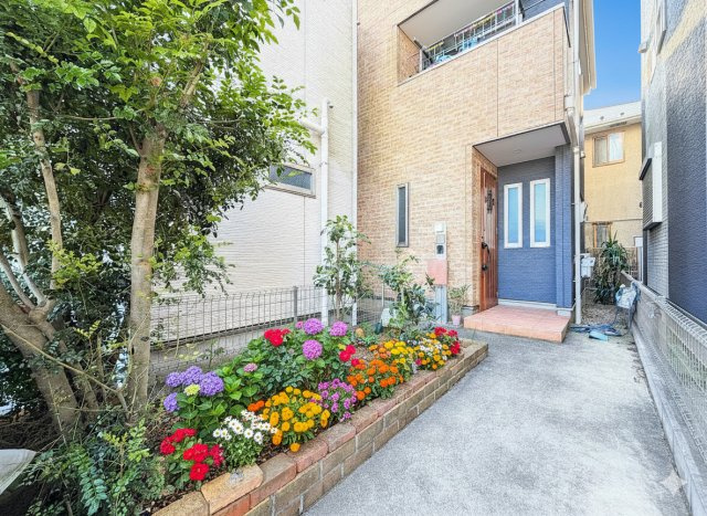 港南区港南1丁目　中古戸建ての外観|周辺は静かな雰囲気の住宅地。カースペース1台とお手入れのしやすい植栽ができるスペースもございます。（植栽はイメージ写真です)