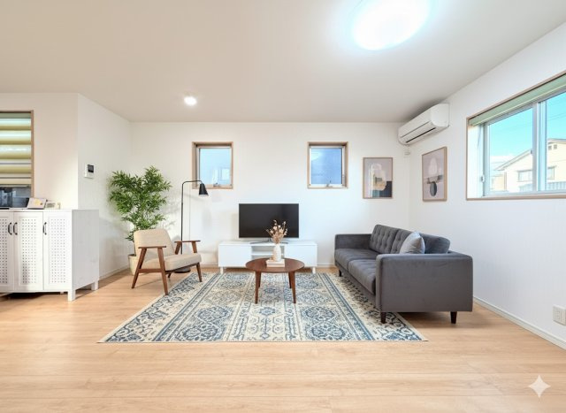 港南区港南1丁目　中古戸建ての居間・リビング|一家だんらんのスペースとなるＬＤＫ。窓から明るい光が差し込み、思わず家族の会話も弾む快適な空間。（家具はイメージ写真です)