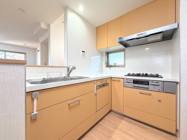 港南区港南1丁目　中古戸建てのキッチン|キッチンからダイニングやリビングが見渡せるキッチン。料理をしながら家族とコミュニケーションをとれるだけでなく、大きな開放感も得られることができます。