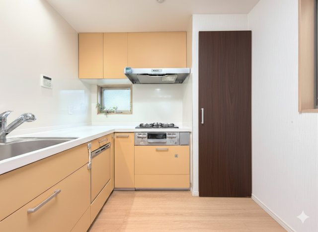 港南区港南1丁目　中古戸建てのキッチン|動きに無駄がなくなるL字型を採用。リビングの様子を見ながら効率よく料理もできる賢いキッチンです。食洗機や浄水器などあると嬉しい設備も完備しています。