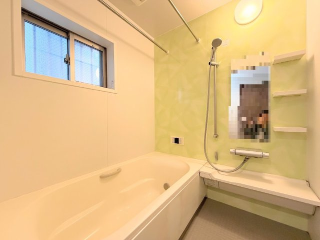 港南区港南1丁目　中古戸建ての浴室|お子様と一緒にバスタイムを楽しめる広々空間。浴室乾燥機付で心地よいバスタイムを実現します。