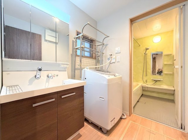 港南区港南1丁目　中古戸建ての独立洗面台|毎日使う場所だから、機能的で使いやすさに配慮したパウダールーム。すっきりと使えるように収納も豊富にご用意しています。