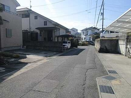 広島市安佐南区長楽寺１丁目　中古一戸建ての前面道路含む現地写真