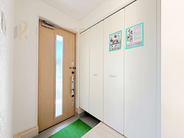 つくば市若森第1　新築戸建て　2号棟の玄関|気持ちよくご家族やゲストを送迎できる穏やかな雰囲気の玄関♪大きな下駄箱で玄関廻りスッキリ♪