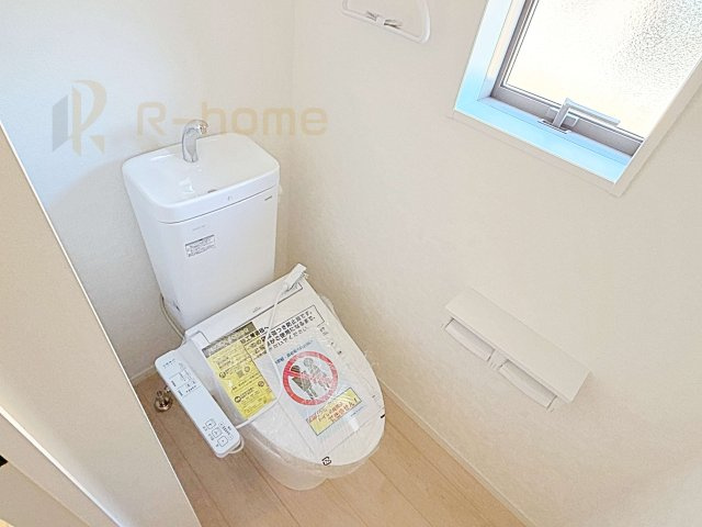つくば市若森第1　新築戸建て　2号棟のトイレ|温水洗浄便座付きのトイレ。
トイレが２ヵ所設置で朝の忙しい時間でも安心です。