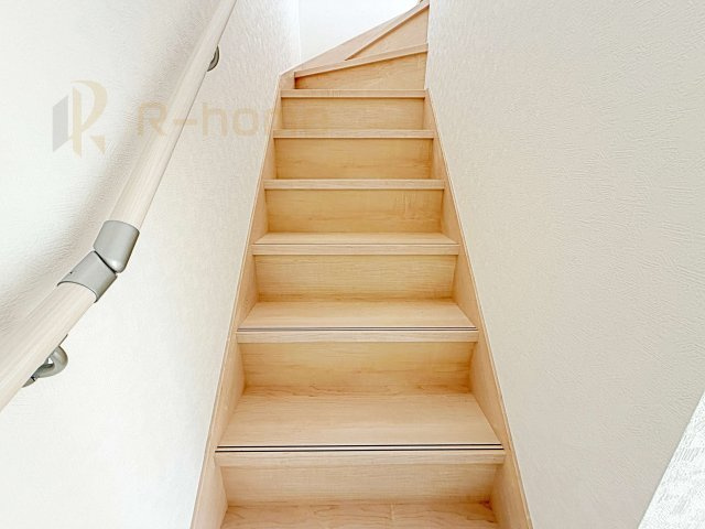 つくば市若森第1　新築戸建て　2号棟の内装|手すりのついた階段！小さなお子様の利用も一安心です♪