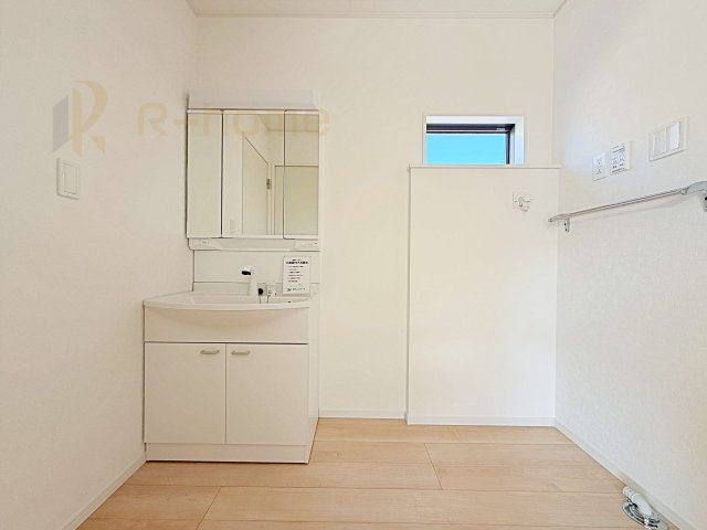 つくば市若森第1　新築戸建て　2号棟の洗面所|清潔感溢れる洗面台は嬉しい三面鏡付き。洗剤や歯ブラシなどもすっきり収納できます♪