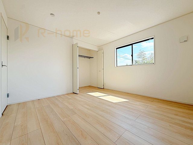 つくば市若森第1　新築戸建て　2号棟の洋室|どんな部屋家具も合わせやすいシンプルな洋室！
たっぷりの日差しと心地よい風が舞い込む住まい♪