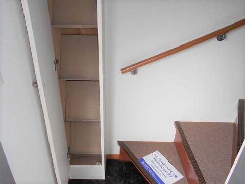 レオパレスアモロッソの玄関