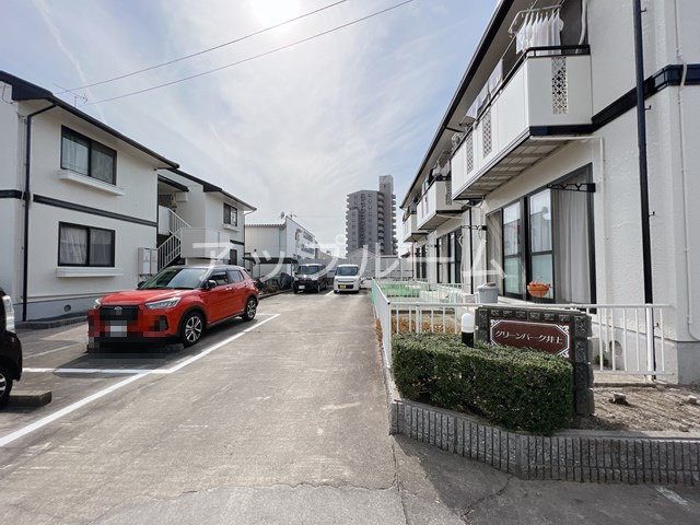 グリーンパーク井上 A棟の駐車場