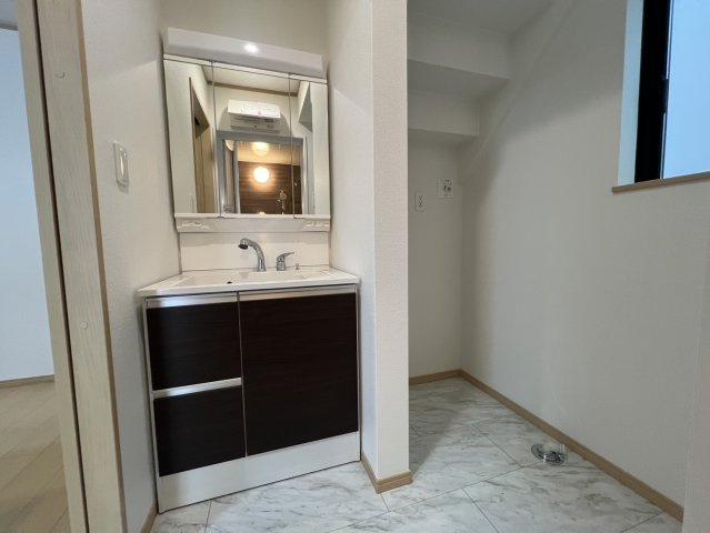 所沢市岩岡の独立洗面台|毎朝の支度にかかせない洗面化粧台です