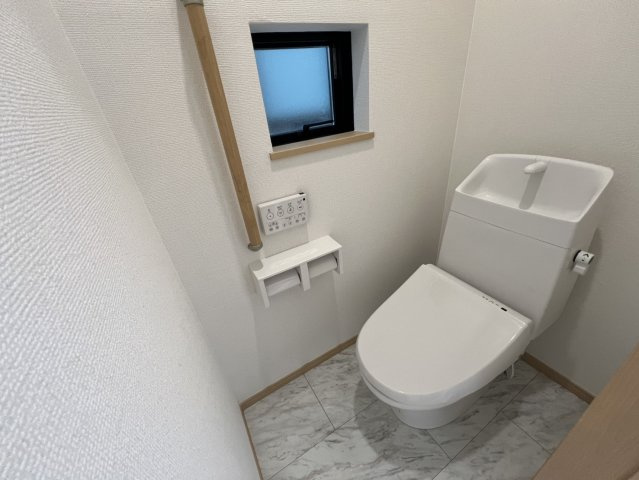 所沢市岩岡のトイレ|手すりのあるトイレは、立ち上がりに便利です。